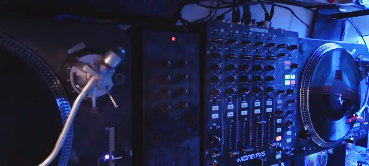 Draufsicht auf zwei Plattenspieler und einen Xone:PX5-Mixer.